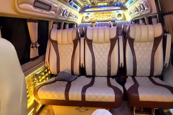 เบาะโดยสารภายในรถตู้ VIP ร้อยเอ็ด